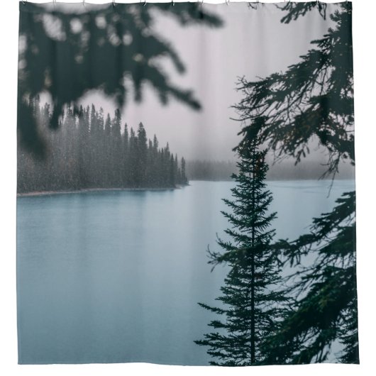 GRÜNBAUM IN DER NÄHE DES WASSERKÖRPERS DUSCHVORHANG (Vorderseite)