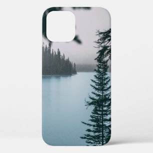 GRÜNBLÄTTRIGER BAUM IN DER NÄHE VON EINEM GEWÄSSER Case-Mate iPhone HÜLLE