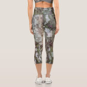 Grünbraune, getarnte Camouflage aus gebrühtem Holz Capri Leggings (Rückseite)
