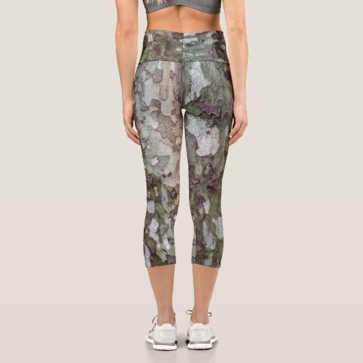 Grünbraune, getarnte Camouflage aus gebrühtem Holz Capri Leggings (Rückseite)