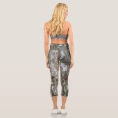 Grünbraune, getarnte Camouflage aus gebrühtem Holz Capri Leggings (Rückseite)