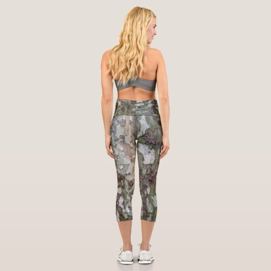 Grünbraune, getarnte Camouflage aus gebrühtem Holz Capri Leggings (Rückseite)