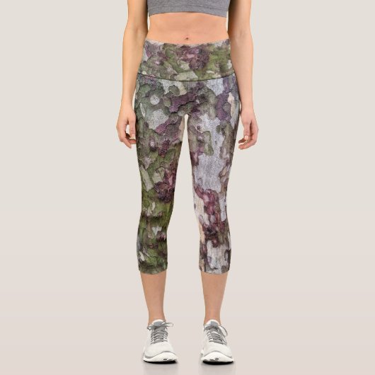 Grünbraune, getarnte Camouflage aus gebrühtem Holz Capri Leggings (Vorderseite)