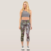Grünbraune, getarnte Camouflage aus gebrühtem Holz Capri Leggings (Vorderseite)