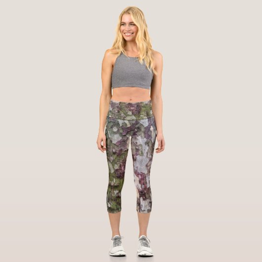 Grünbraune, getarnte Camouflage aus gebrühtem Holz Capri Leggings (Vorderseite)