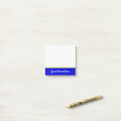 Grundlegender, schlichter, blauer Hintergrund + Post-it Klebezettel (Auf Schreibtisch)