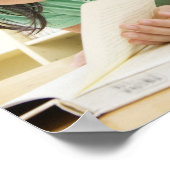Grundschulschüler lesen ein Buch Poster (Ecke)