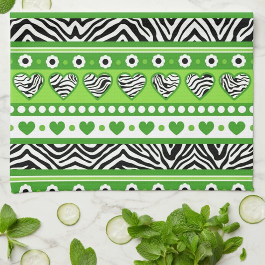 Grüne, abstrakte Zebraherzen und -Punkte Geschirrtuch (Gefaltet)