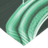 Grüne Acrylleiste, überquert Tischdecke (Schrägansicht)