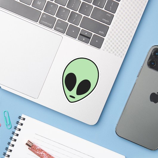 Grüne Alien Aufkleber (Laptop mit iPhone)