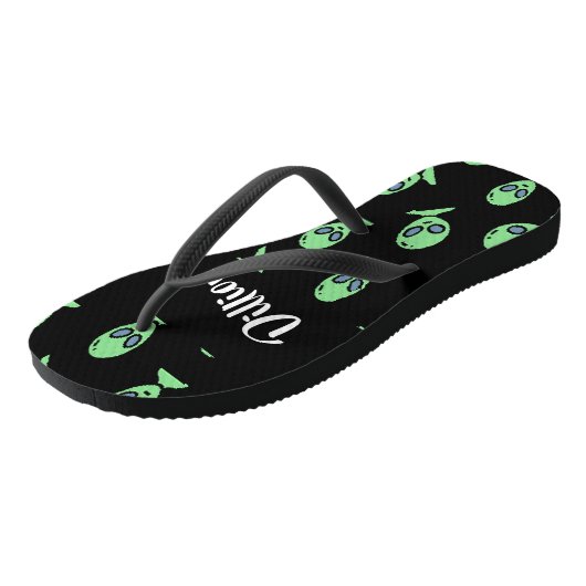 Grüne Alien macht schwarz Badesandalen (Schrägansicht)