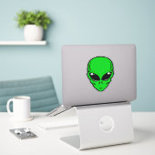 Grüne Alien mit schwarzen Augen Aufkleber (Laptop auf Schreibtisch)