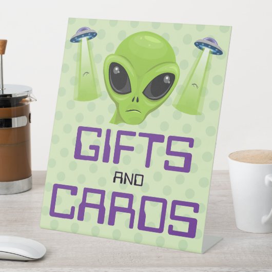 Grüne Alien-Podest-Sign Sockelschild (In Situ)