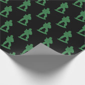 Grüne Armeemänner auf schwarzem Musterpapier Geschenkpapier (Ecke)
