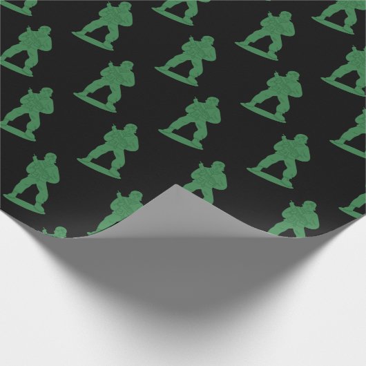 Grüne Armeemänner auf schwarzem Musterpapier Geschenkpapier (Ecke)