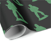 Grüne Armeemänner auf schwarzem Musterpapier Geschenkpapier (Rolleneckpunkt)