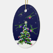 Grüne Baby-Drachen umkreisen einen Weihnachtsbaum Keramik Ornament (Links)