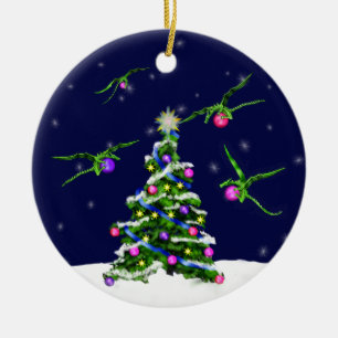 Grüne Baby-Drachen umkreisen einen Weihnachtsbaum Keramikornament