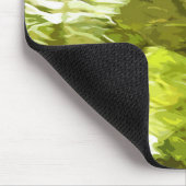 Grüne Baumblätter spiegeln sich im Wasser Mousepad (Ecke)