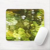 Grüne Baumblätter spiegeln sich im Wasser Mousepad (Mit Mouse)