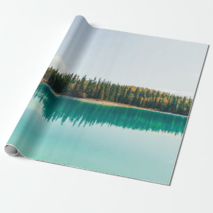 GRÜNE BÄUME AM WASSERKÖRPER WÄHREND DES TAGES GESCHENKPAPIER