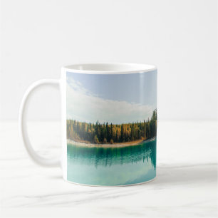 GRÜNE BÄUME AM WASSERKÖRPER WÄHREND DES TAGES KAFFEETASSE
