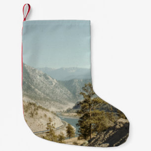 GRÜNE BÄUME AUF BERG WÄHREND DES TAGES KLEINER WEIHNACHTSSTRUMPF