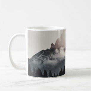 GRÜNE BÄUME AUF EINEM BERG UNTER WEISSEN WOLKEN KAFFEETASSE