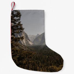 GRÜNE BÄUME IN DER NÄHE DES BERGES WÄHREND DES TAG KLEINER WEIHNACHTSSTRUMPF