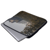 GRÜNE BÄUME IN DER NÄHE DES BERGES WÄHREND DES TAG LAPTOPSCHUTZHÜLLE (Vorne Knopf)