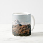 GRÜNE BÄUME IN DER NÄHE DES SCHNEES ÜBERDECKTEN BE KAFFEETASSE (VorderseiteRechts)