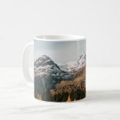 GRÜNE BÄUME IN DER NÄHE DES SCHNEES ÜBERDECKTEN BE KAFFEETASSE (Vorderseite Links)