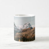 GRÜNE BÄUME IN DER NÄHE DES SCHNEES ÜBERDECKTEN BE KAFFEETASSE (Mittel)