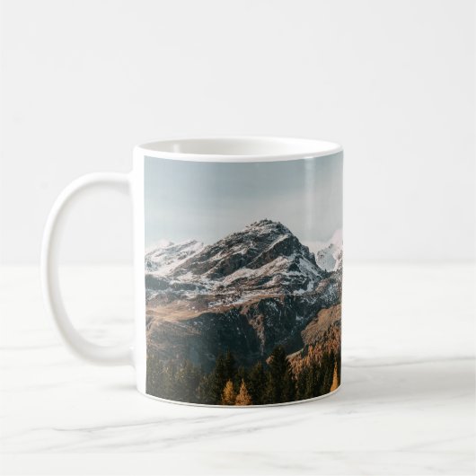 GRÜNE BÄUME IN DER NÄHE DES SCHNEES ÜBERDECKTEN BE KAFFEETASSE (Links)