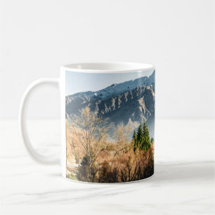 GRÜNE BÄUME IN DER NÄHE EINES SCHNEEBEDECKTEN BERG KAFFEETASSE