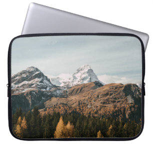 GRÜNE BÄUME IN DER NÄHE EINES SCHNEEBEDECKTEN BERG LAPTOPSCHUTZHÜLLE