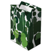 Grüne Bäume Modernes tropisches Regenwaldmuster Mittlere Geschenktüte (Rückseite Schrägansicht)