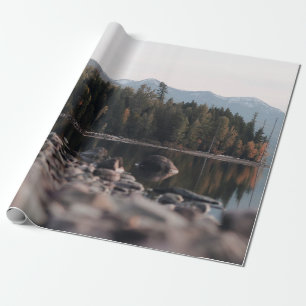 GRÜNE BÄUME SPIEGELN SICH AM TAG IN EINEM GEWÄSSER GESCHENKPAPIER