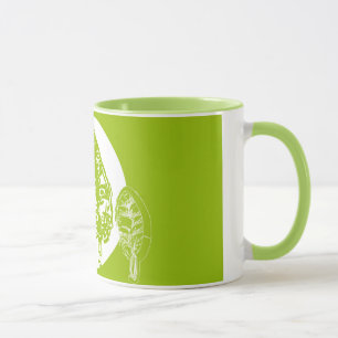 Grüne Bäume und Tasse auf dem Mond