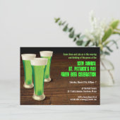Grüne Beer St Patricks Day Party Einladung (Stehend Vorderseite)