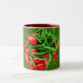 Grüne Beere und Tomaten Zweifarbige Tasse (Mittel)