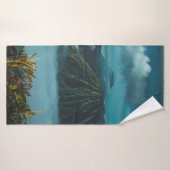 GRÜNE BERGE, UMGEBEN VON WEISSEN STRÄNDEN BADEHANDTUCH (Badehandtuch)