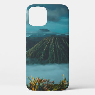 GRÜNE BERGE UMGEBEN VON WEISSEN WOLKEN Case-Mate iPhone HÜLLE