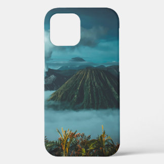 GRÜNE BERGE UMGEBEN VON WEISSEN WOLKEN iPhone 12 HÜLLE