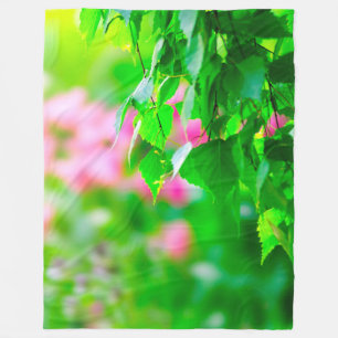 Grüne Birkenblätter rosa Tulpenblüten Fleecedecke