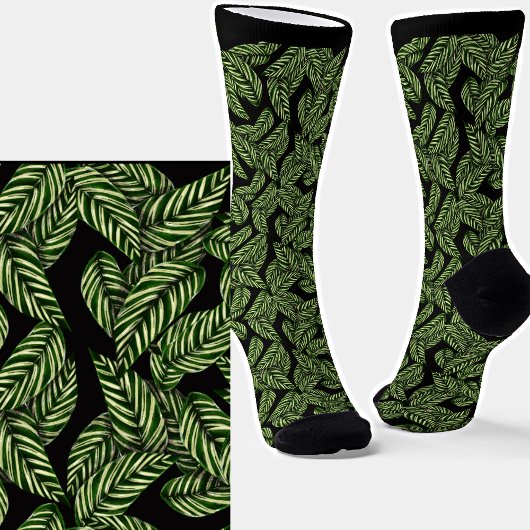 Grüne Blätter auf schwarzen Socken