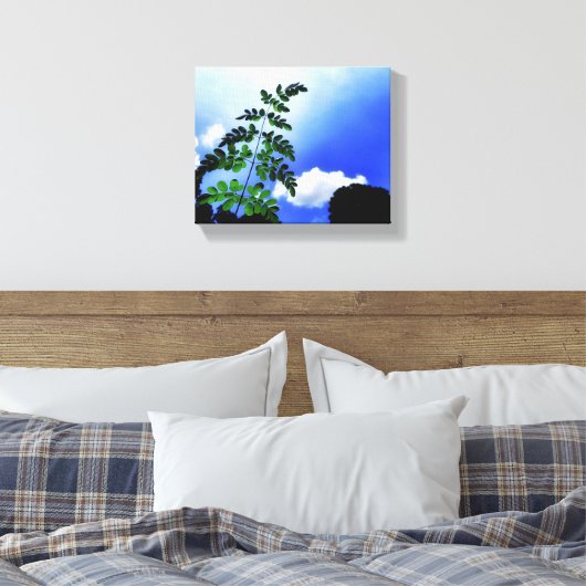 Grüne Blätter, Himmel und Wolkenhintergrund Leinwanddruck (Insitu (Schlafzimmer))