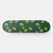 Grüne Blätter, rote Berries, Muster von Blätter Skateboard (Horizontal)