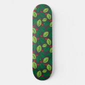 Grüne Blätter, rote Berries, Muster von Blätter Skateboard (Vorderseite)