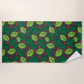 Grüne Blätter, rote Berries, Muster von Blätter Strandtuch (Vorderseite)